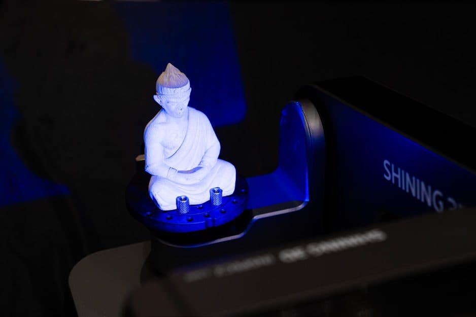 AutoScan Inspec2 scanning a statue under blue light